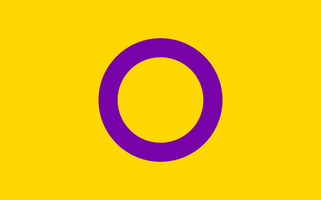 Sur un fond jaune, un cercle mauve. Il représente le symbole intersexe.