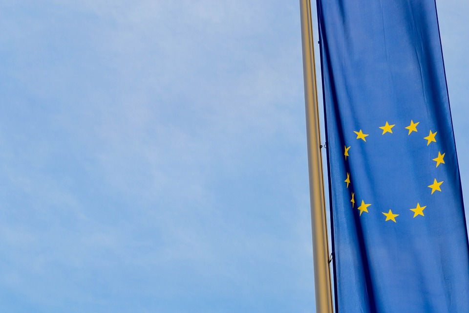 Photo du drapeau de l'Union Européenne sur un mat.