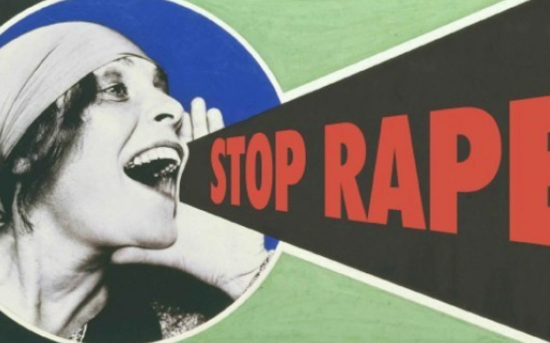 Illustration représentant, sur la gauche de l'image, l'image d'une femme en noir et blanc avec sa main droite ouverte à gauche de sa bouche. Depuis sa bouche, une phrase est écrite : "STOP RAPE" en rouge sur un fond noir.