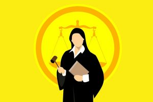 Illustration d’une femme avocate tenant sur la main gauche un dossier et sur la main droite un marteau en bois. Derrière cette illustration de l’avocate, sur fond jaune, il y a une balance: symbole de la justice